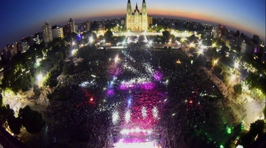 Con una apuesta cien por ciento platense, Plaza Moreno quedó desbordada en el festejo del cumpleaños 137 de la Ciudad