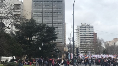 Sectores de movimientos sociales marchan hacia la Municipalidad en horas de la tarde