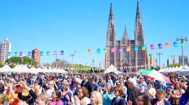 La colectividad italiana colmó de arte y gastronomía la plaza Moreno de La Plata