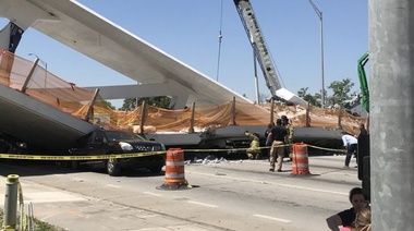 Se derrumbó un puente peatonal en Miami y hay muertos