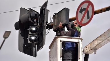 La Plata aprovecha el poco tránsito de cuarentena y moderniza semáforos