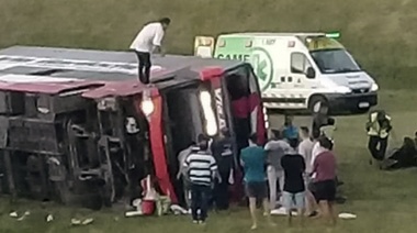 Dos muertos y 30 heridos al volcar un micro de pasajeros en la autovía 2, en Samborombón