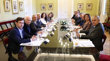 Peña y Michetti reunieron a los jefes de senadores en la Casa Rosada, con tono "dialoguista"