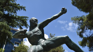 Tras 40 años, colocarán el arco en la escultura de Hércules en Plaza Moreno