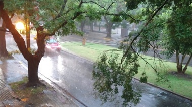 Fuerte lluvia se registra sobre La Plata