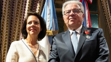 Embajada de Francia en la Argentina condecoró a rector de la UBA con máxima distinción de ese país