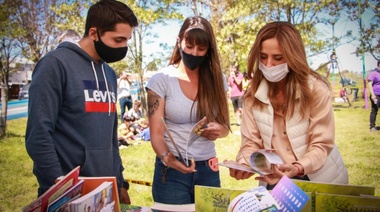 Tolosa Paz en una jornada solidaria al aire libre con libros para los más chicos