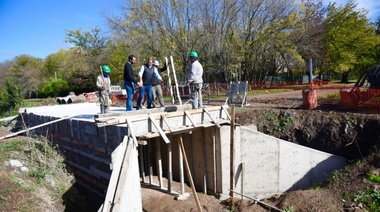 La Plata: Municipio construye un nuevo puente vehicular y peatonal sobre el arroyo El Palito