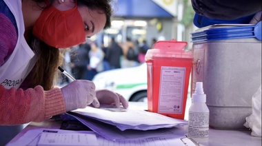 El Municipio instaló carpas en inmediaciones a bancos para vacunar contra la gripe a los mayores de 65 años