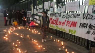 Padres Organizados realizan una vigilia frente a la Gobernación