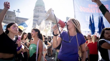Multitudinaria movilización conmemora el Día Internacional de la Mujer en Argentina