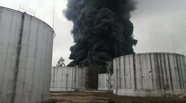 Depósito de petróleo es impactado durante un ataque aéreo en una ciudad del norte de Ucrania