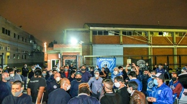 Trabajadores de la colchonera Bed Time permanecen en la planta para reclamar el pago de salarios adeudados