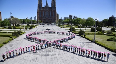 Ciudad solidaria: Plaza Moreno se tiñó de rosa en el Día Mundial de la lucha contra el Cáncer de Mama