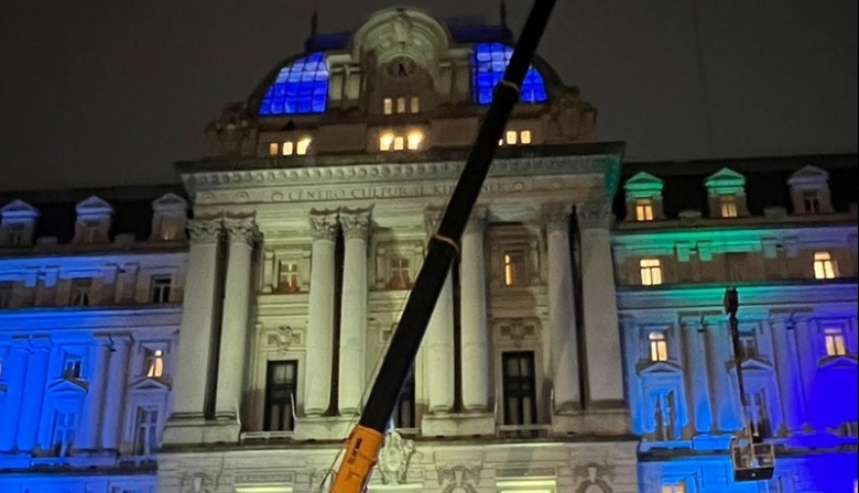 El Gobierno quitó de la fachada del Palacio Libertad el nombre de Néstor Kirchner