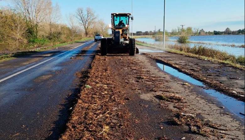 Temporal en la provincia: personal de Vialidad trabaja en las rutas afectadas por el agua