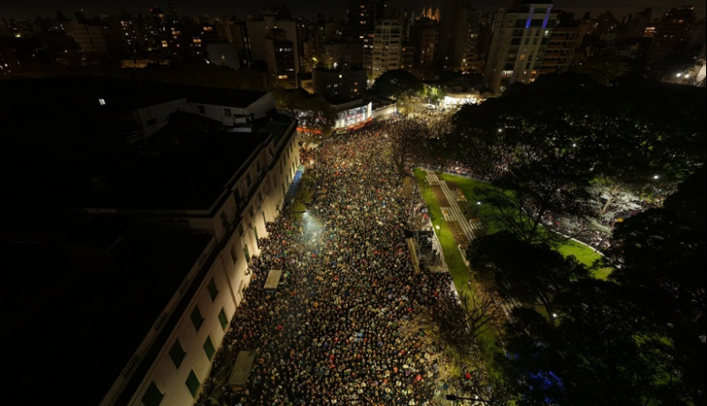 La Plata celebró la reinauguración de Plaza Rocha con el recital de Santiago Motorizado