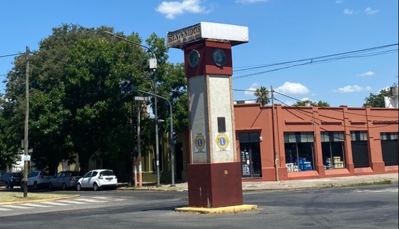 Vecinos de Los Hornos alertan sobre el futuro del reloj de 137 y 60 ante el avance de las obras