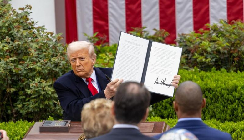 Trump presenta demanda por difamación contra varias empresas de noticias