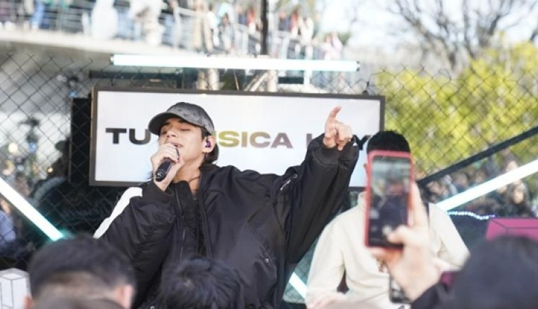 Un show sorpresa de Valentino Merlo transformó el subte en un escenario