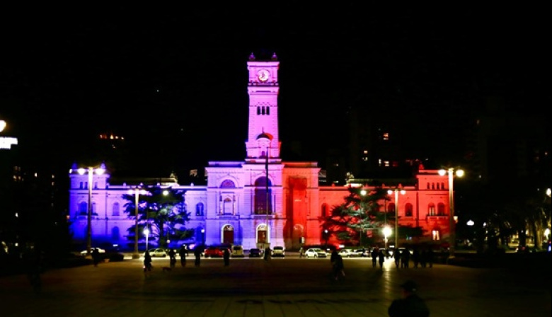 El Palacio Municipal se iluminó en homenaje a Favaloro a 25 años de su fallecimiento