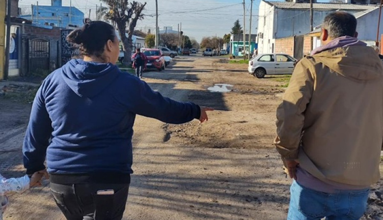 Leandro Bazze en Los Hornos: “Hay calles que se inundan y la delegación no da respuestas”, dijo