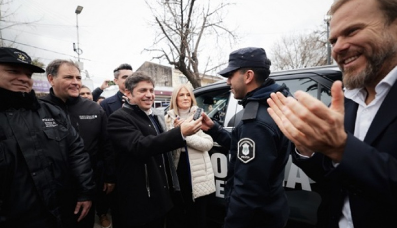 Kicillof entregó nuevos patrulleros para fortalecer la seguridad de Ezeiza junto a Granados