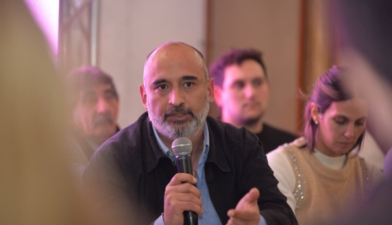 Bazze consideró que en La Plata, el sistema educativo colapsó y presentó propuestas de colaboración comunal