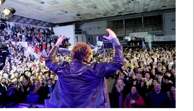 Bailar pegados y con la música de una campaña sucia