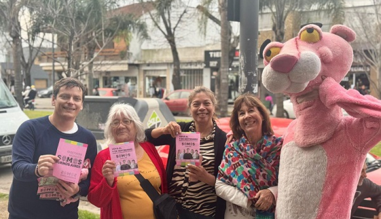 La Pantera Rosa de Somos Buenos Aires hizo campaña en Los Hornos junto a Nicoletti
