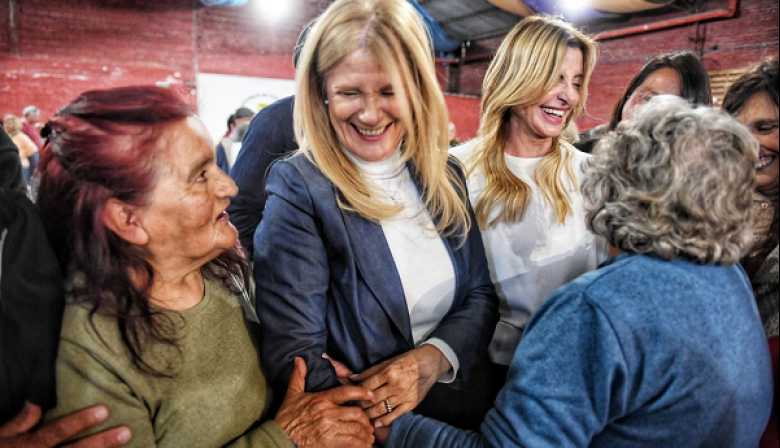 Rodeada de un centenar de jubilados, Verónica Magario afirmó que la tristeza que genera Milei se combate con un voto en contra