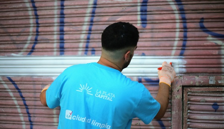 La Plata suma más espacios renovados con las cuadrillas municipales de “Ciudad Limpia”