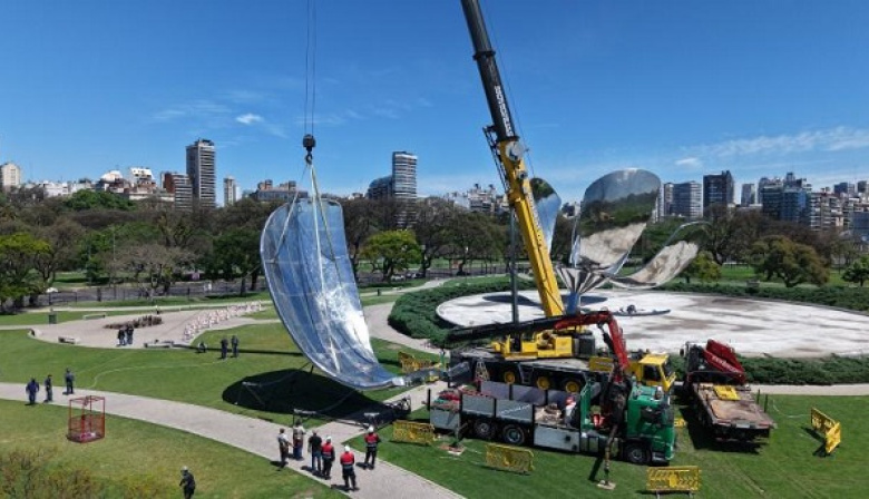 Con un megaoperativo, comenzó la etapa final de la restauración de la Floralis
