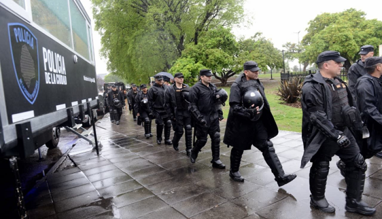 La Ciudad de Buenos Aires desalojó a mil manteros que ocupaban el Parque Alberdi y la avenida Lisandro de la Torre en Mataderos
