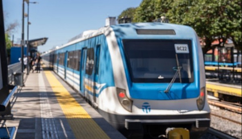 El Tren Sarmiento funciona con demoras y cancelaciones tras el descarrilamiento de ayer