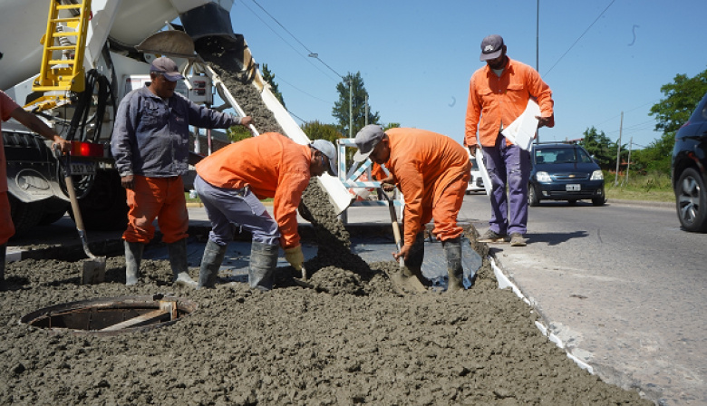Avanza la obra de la nueva avenida 44 con hormigonado, forestación e iluminación