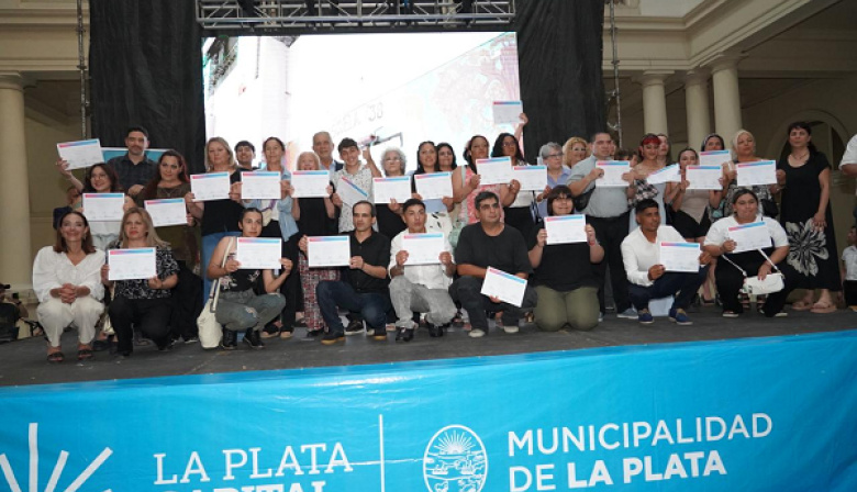 Alak y Terigi encabezaron la entrega de diplomas a 2 mil egresados