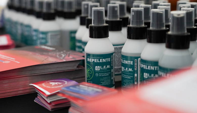 Operativo en Plaza España: entregan repelentes y consejos contra el dengue