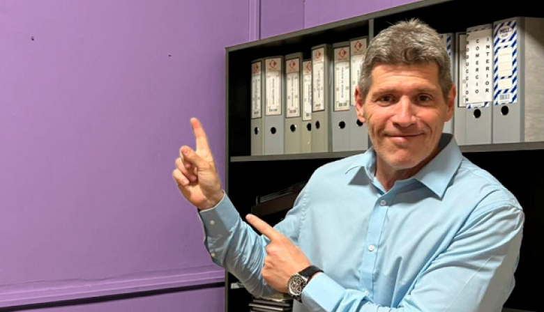 El libertario Castello se burló de Mayra Mendoza y quedó en ridículo por el color violeta