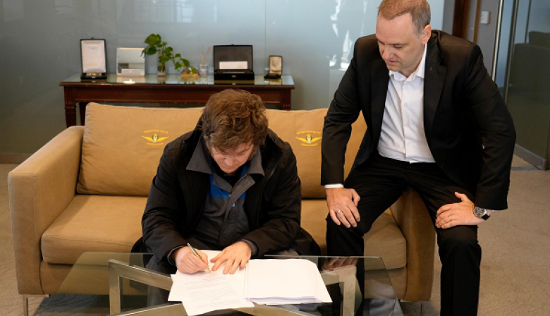 A su regreso anticipado de Noruega, Milei firmó el proyecto de reforma laboral