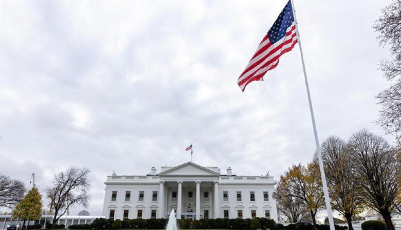 Trump firma orden para crear marco regulatorio nacional para IA, lo que limita poder de los estados