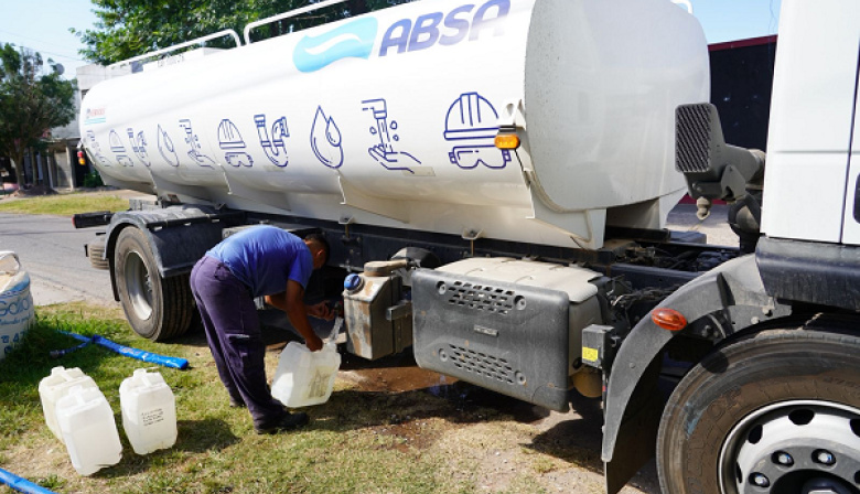 En plena ola de calor, La Plata y ABSA distribuyen 40 mil litros de agua en barrios afectados