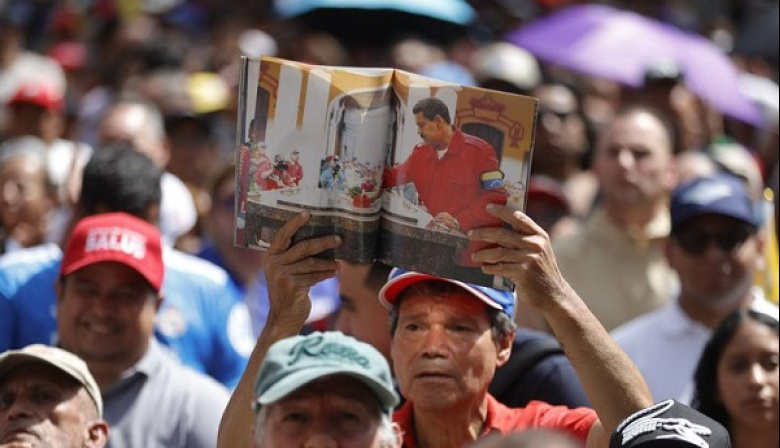 Venezolanos se mantienen en las calles de Caracas para exigir regreso de Nicolás Maduro y su esposa