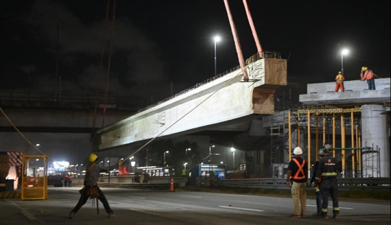 En un megaoperativo nocturno colocaron vigas de 45 toneladas para ampliar el Puente Labruna sobre Cantilo