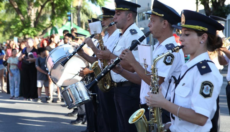 Los Hornos celebró su 143° aniversario con un colorido festejo para toda la familia