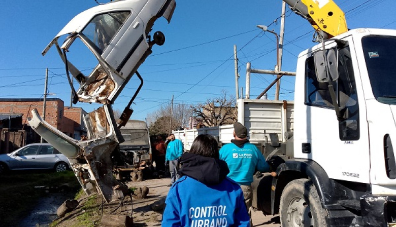 En La Plata realizan operativos de remoción de autos abandonados en el sur y el oeste de La Plata