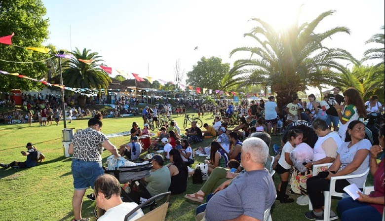 Arturo Seguí celebró su 98° aniversario con música, feria y desfile