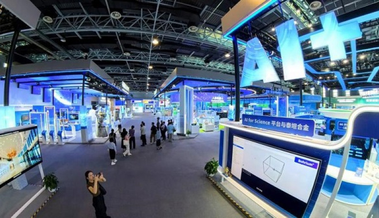 Industria de IA en China supera los 173.900 millones de dólares en 2025, afirma ministro