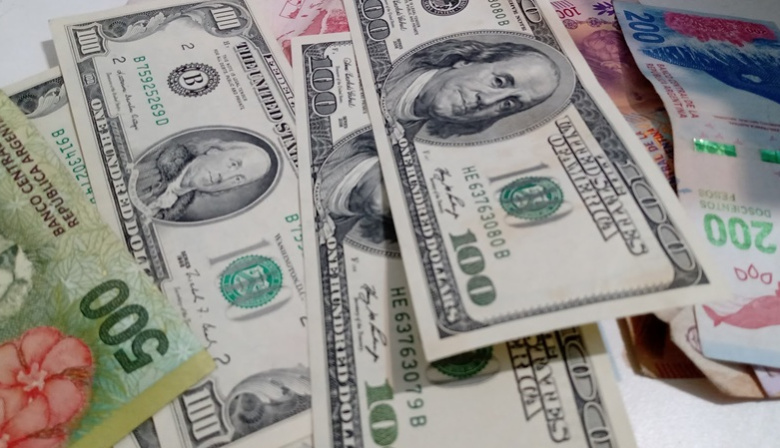 El dólar minorista cerró la semana en $1.436 mientras el BCRA continúa acumulando reservas