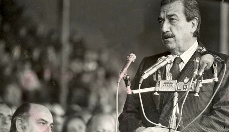 Homenaje a Raúl Alfonsín en Plaza Moreno por el 99° aniversario de su nacimiento